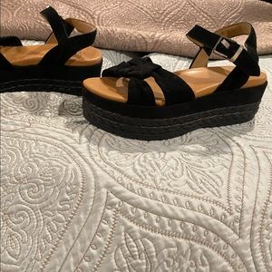 UGG platform sandal - size 7